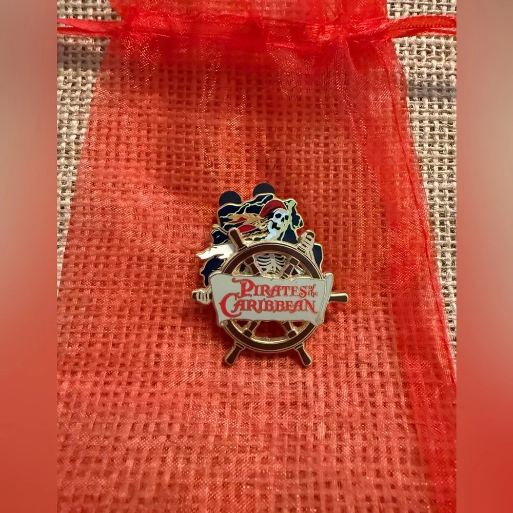 Disney Collectible Pin, 2005,Pirates of the Caribbean w/moveable helm,~1.5”x1.5”